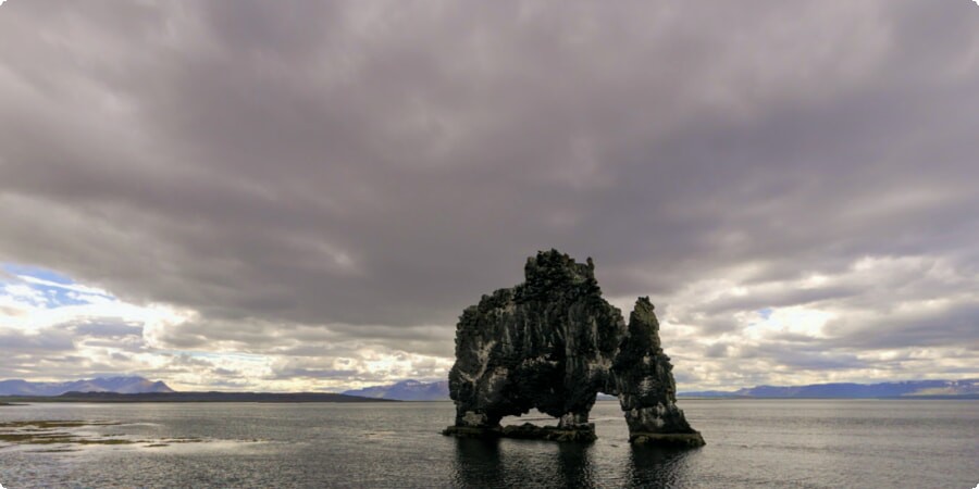 Hvitserkur: la majestuosa pila de basalto de Islandia surgiendo del mar